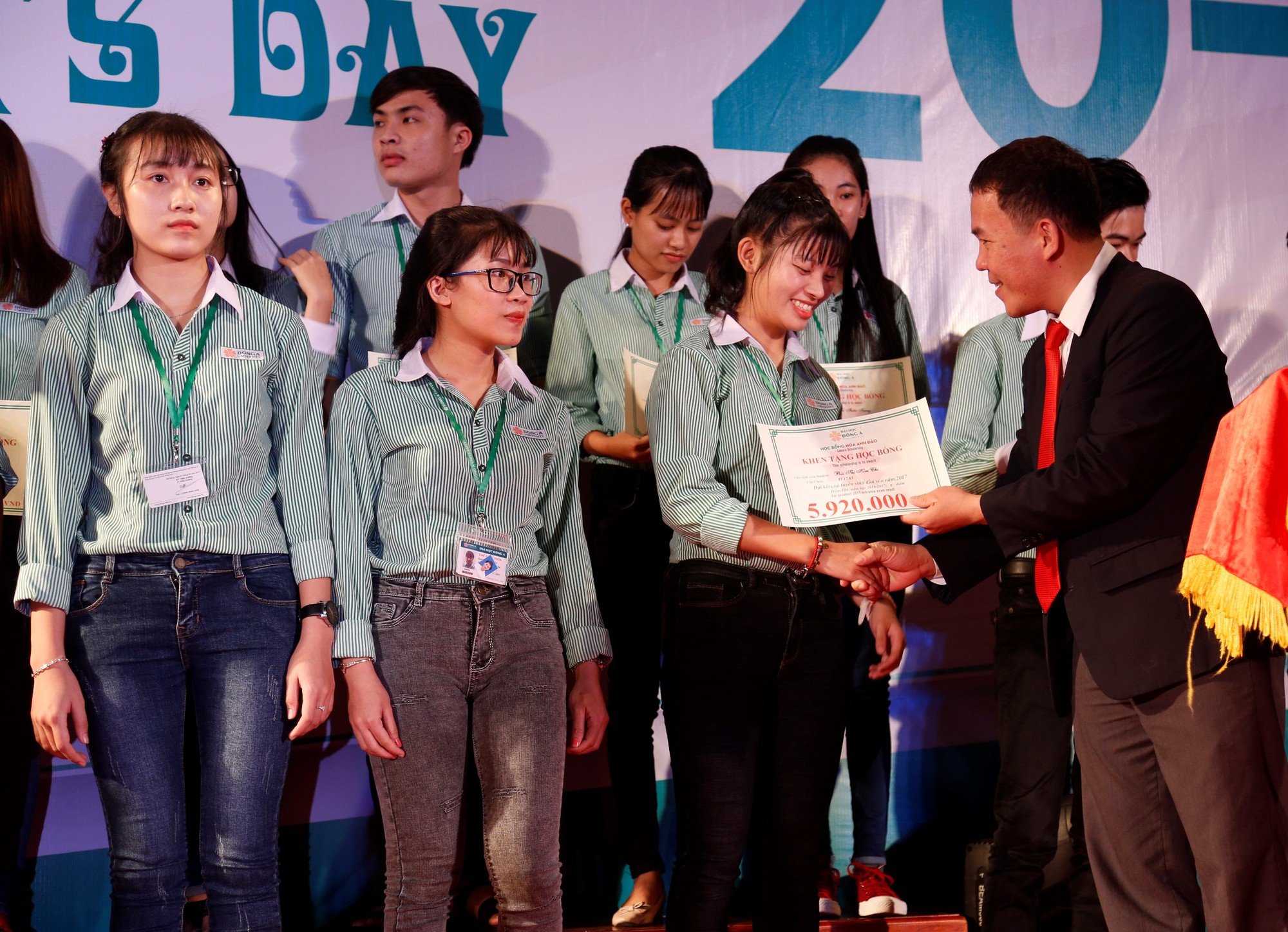 Đại học Đông Á trao hơn 2 tỉ đồng học bổng - Ảnh 4. Đại học Đông Á trao hơn 2 tỉ đồng học bổng - Ảnh 4.