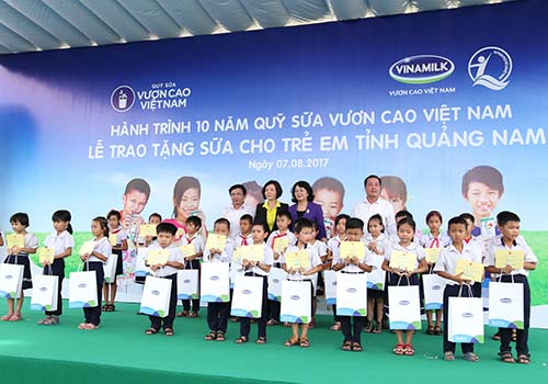 Khởi động hành trình trao sữa 10 năm liên tiếp của Quỹ sữa vươn cao Việt Nam: Trao tặng 46.500 ly sữa cho trẻ em tỉnh Quảng Nam - Ảnh 1.