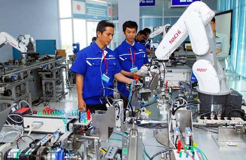 Công nhân Việt Nam nhận lương bèo bọt do năng suất lao động thấp - Ảnh 1.
