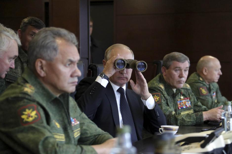 
Tổng thống Putin (giữa) theo dõi cuộc tập trận. Ảnh: Reuters
