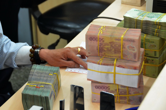 Nhân viên ngân hàng Việt đổ xô qua ngân hàng ngoại - Ảnh 1.