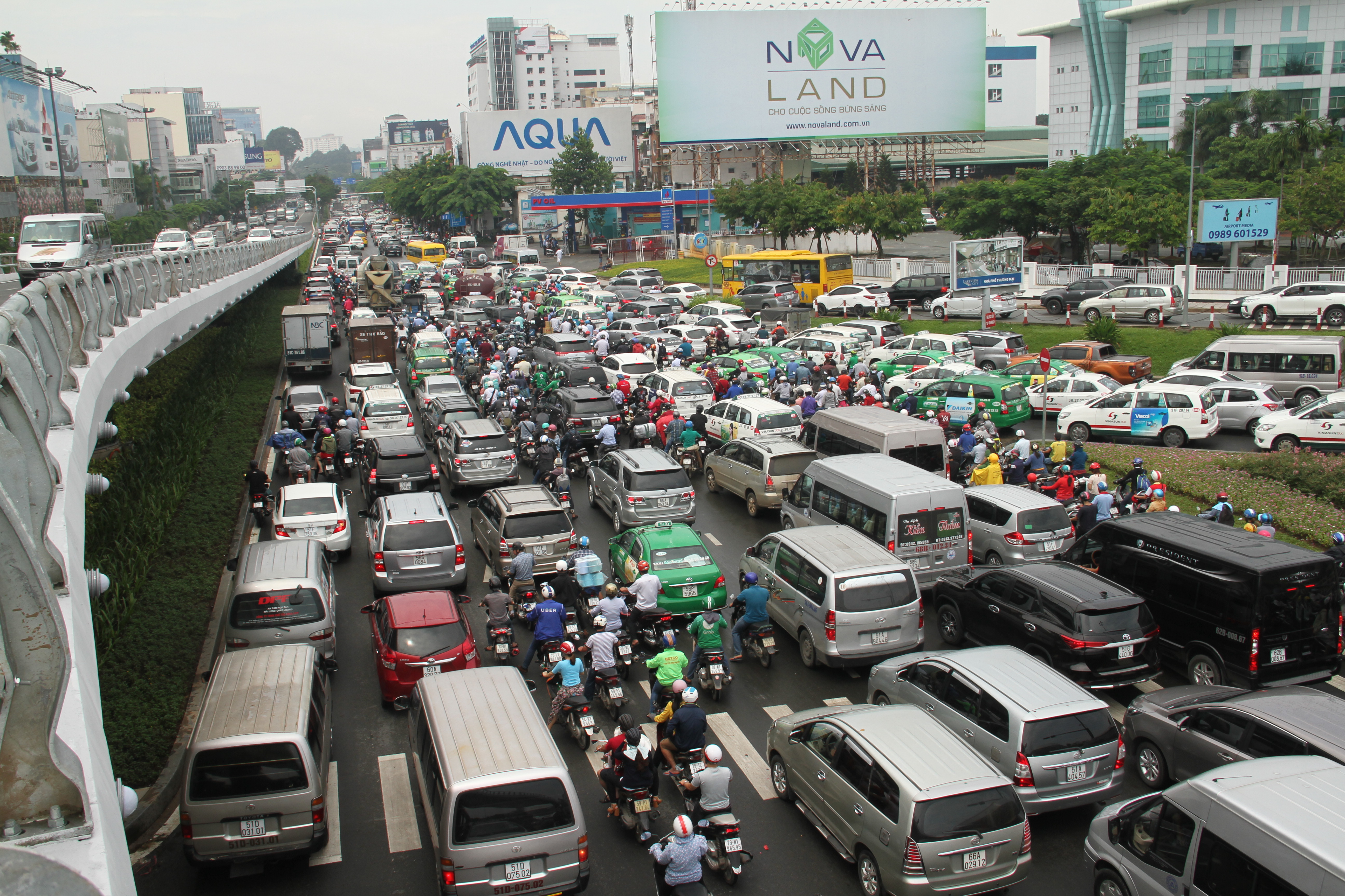 Giao thông hỗn loạn quanh sân bay Tân Sơn Nhất suốt 5 giờ - Ảnh 3.