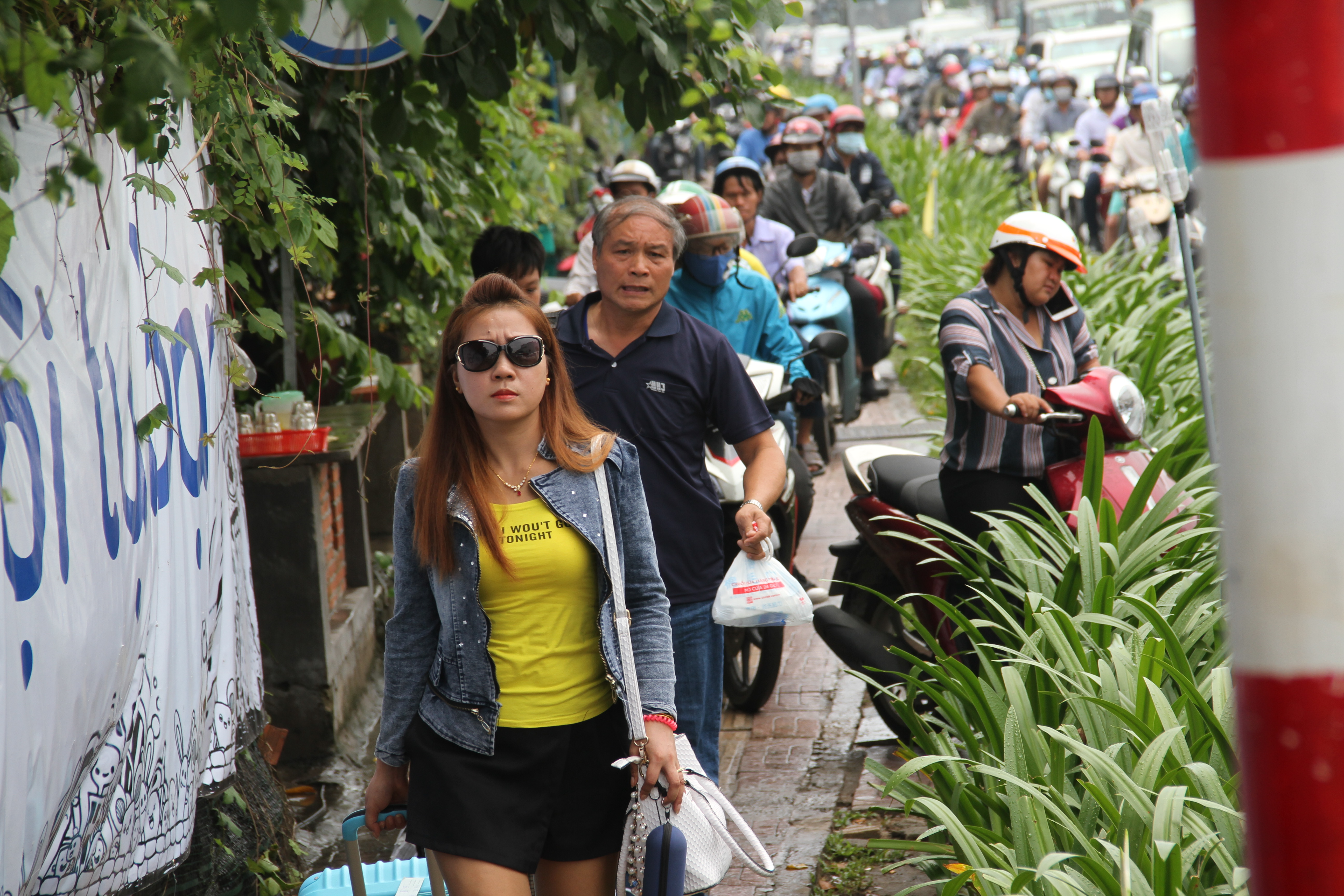 Giao thông hỗn loạn quanh sân bay Tân Sơn Nhất suốt 5 giờ - Ảnh 7.