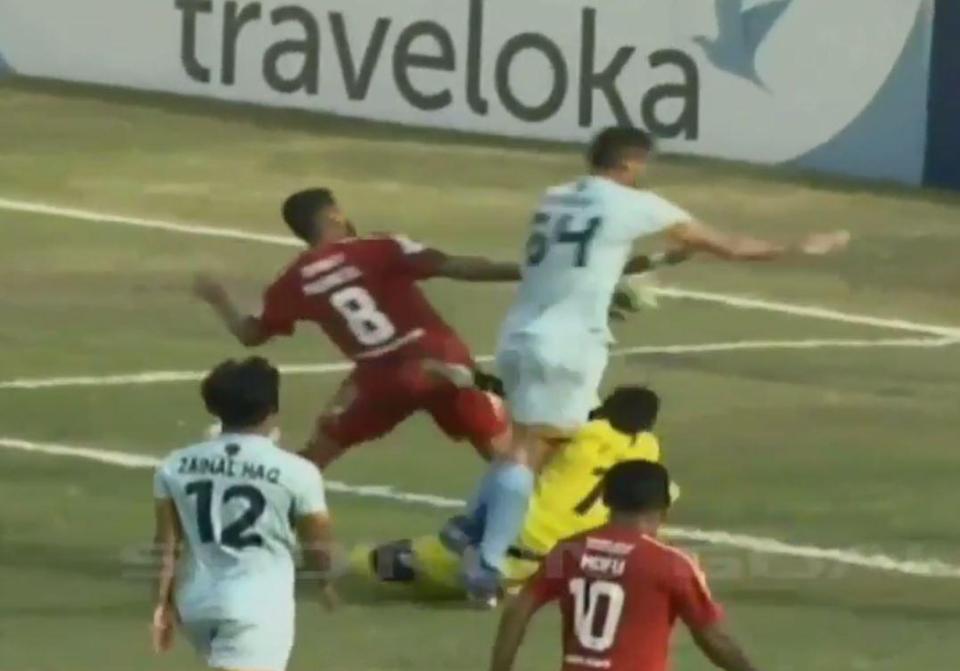 Những vụ va chạm khiến thủ m&ocirc;n chết tr&ecirc;n s&acirc;n - Ảnh 2.