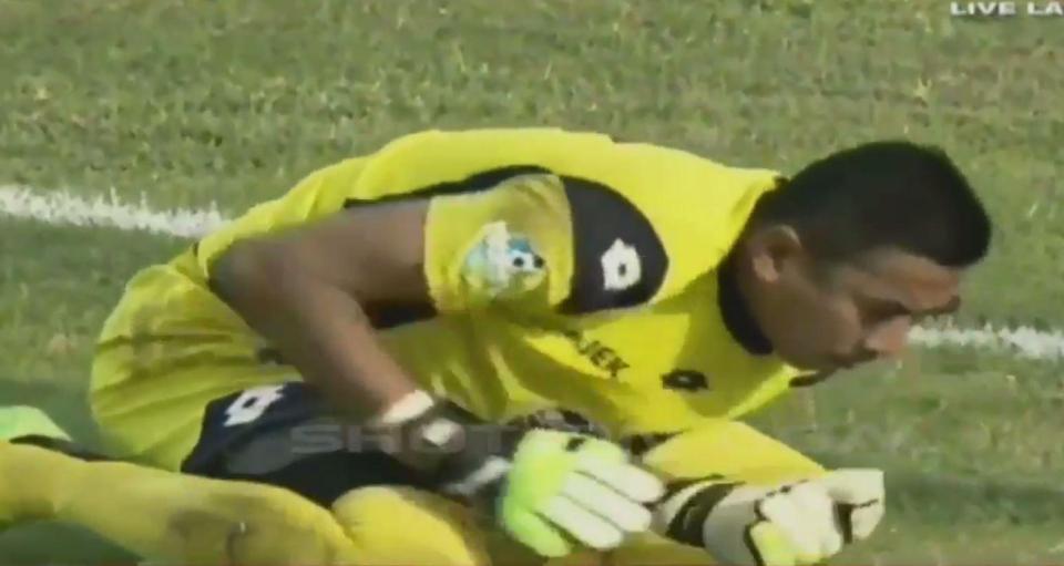 Những vụ va chạm khiến thủ m&ocirc;n chết tr&ecirc;n s&acirc;n - Ảnh 3.