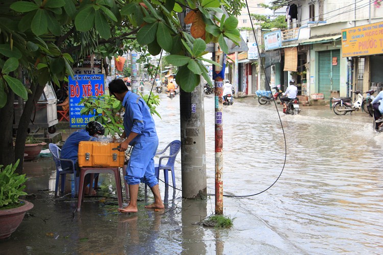 Quốc lộ 13 cũ đã là... ao làng! - Ảnh 4.