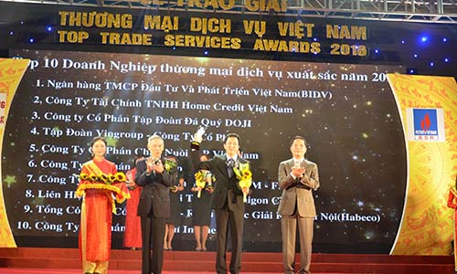Ông Vũ Anh Tuấn (đứng giữa) Phó Tổng Giám đốc C.P. Việt Nam nhận giải thưởng doanh nghiệp xuất sắc