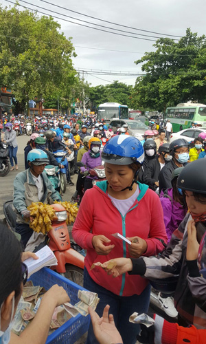 Kẹt xe thành hàng dài tại khu vực phà Bình Khánh vào ngày cao điểm khiến đội thu vé phà phải di chuyển xuống đường để thu tiền nhằm giảm tải ở lối lên phà. Việc quá tải của phà Bình Khánh càng khiến cho kỳ vọng cầu Cần Giờ được xây sẽ thay đổi bộ mặt kinh tế huyện đảo này. Ảnh: Vũ Lê