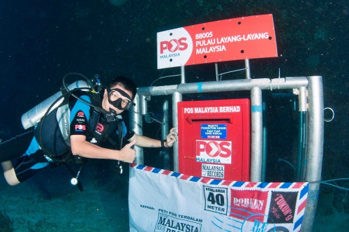 
Thùng thư ở Pulau Layang- Layang, Malaysia đặt ở độ sâu tới 40m so với mực nước biển. Ảnh: Amusing.
