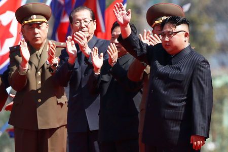 
Ông Kim Jong-un (bìa phải) tham dự buổi lễ khánh thành khu dân cư Ryomyong sáng 13-4. Ảnh: REUTERS
