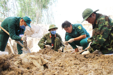 Chiều 14-4, lực lượng tìm kiếm tỉ mỉ bới từng nắm đất để tìm kiếm hài cốt.