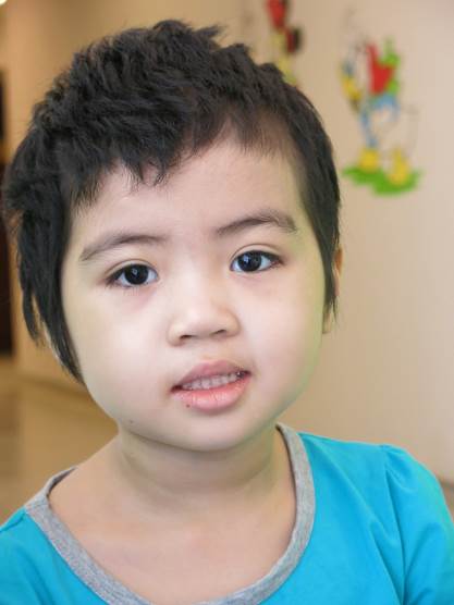 Chưa tròn 6 tuổi, bé Lưu Khánh Hà đã trải qua 3 lần phẫu thuật u não liên tiếp trong 3 năm