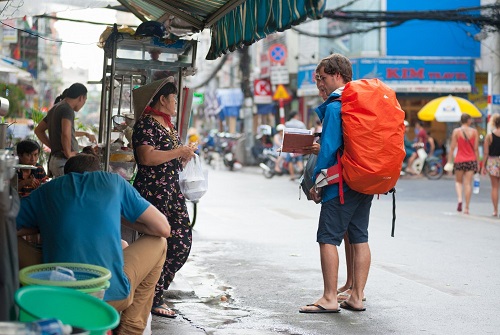 Tránh nóng, khách Tây mách nhau ra đường từ 4 rưỡi sáng - Ảnh 1.