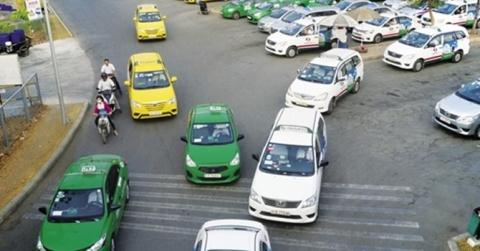 Taxi truyền thống lo Grab, Uber khuyến mại quanh năm - Ảnh 1.
