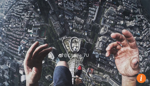4 du khách Trung Quốc selfie trên đỉnh tòa nhà 450 m - Ảnh 2.