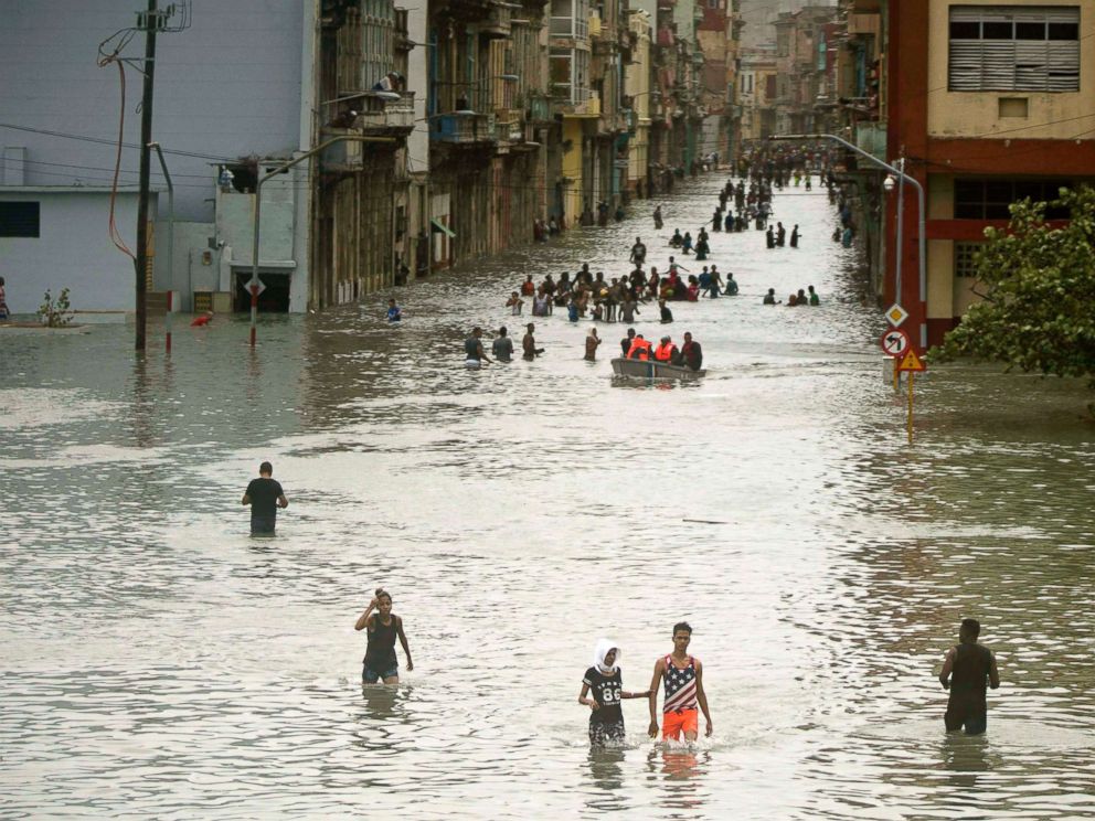 Bão Irma đã đến Mỹ, sóng cao 6 m vẫn ập vào Cuba - Ảnh 1.