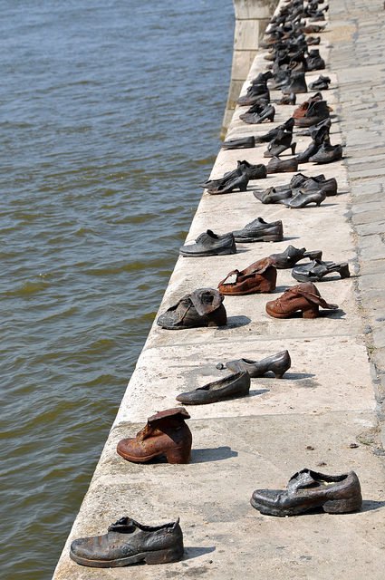 Hơn 60 đôi giày bên dòng Danube và câu chuyện ám ảnh phía sau - Ảnh 1.