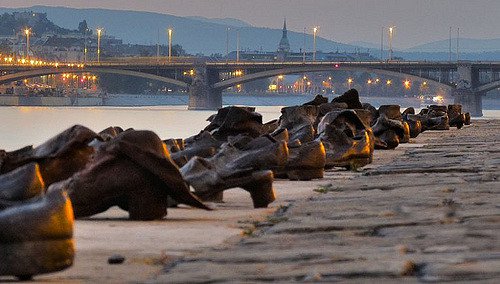 Hơn 60 đôi giày bên dòng Danube và câu chuyện ám ảnh phía sau - Ảnh 3.