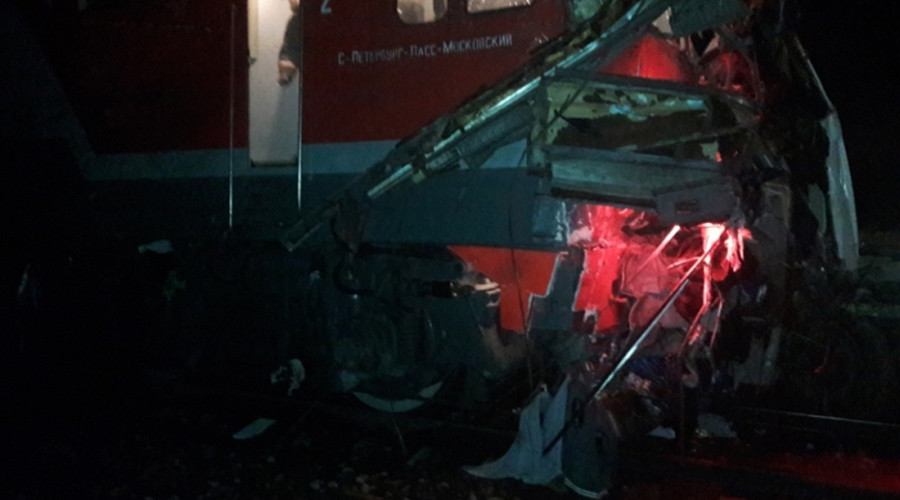 Nga: Tàu lửa “xé toạc” xe buýt, 19 người chết - Ảnh 1. Nga: Tàu lửa “xé toạc” xe buýt, 19 người chết - Ảnh 1.
