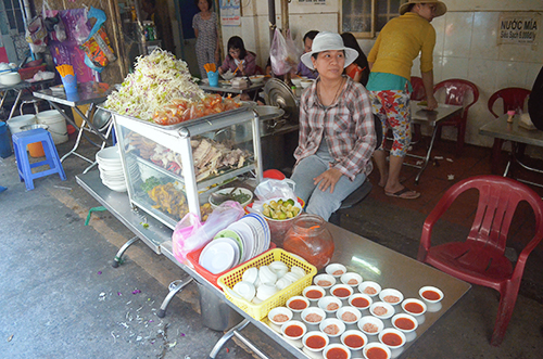 Quán bún đặc sản Campuchia 45 năm ở Sài Gòn - Ảnh 2.