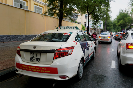 Sở GTVT ra tối hậu thư vụ taxi Vinasun phản đối Uber, Grab - Ảnh 1.