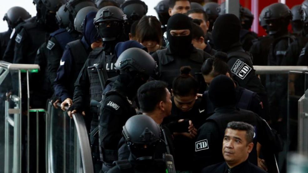 
Cảnh sát vũ trang che mặt xuất hiện tại sân bay. Ảnh: Reuters

