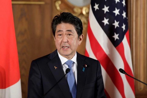 Ông Donald Trump không cúi người chào Nhật hoàng - Ảnh 6.