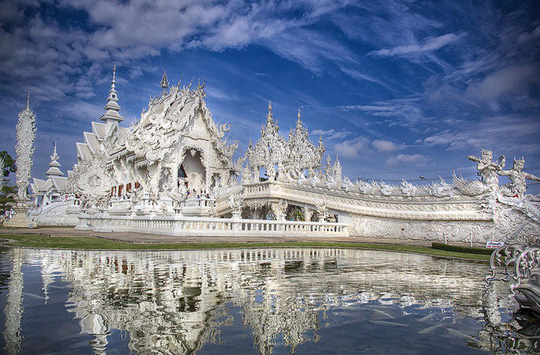 Khám phá ngôi đền trắng kỳ dị ở Thái Lan - Ảnh 1.
