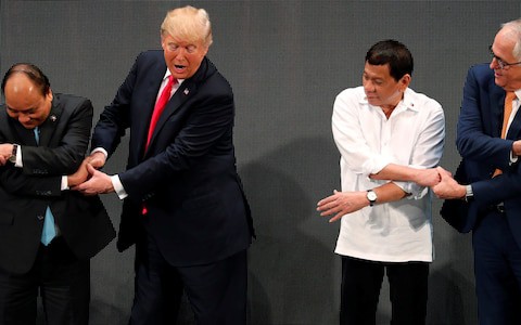 Tổng thống Mỹ Donald Trump lúng túng khi bắt tay chéo - Ảnh 1.