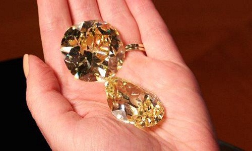 Ngắm hai viên kim cương vàng lớn nhất thế giới đấu giá hôm nay - Ảnh 1.