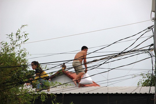 Bão số 14 thành áp thấp nhiệt đới, người dân thở phào - Ảnh 3.