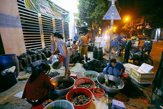Chợ “độc” ở Sài Gòn, gần nửa thế kỷ chỉ bán một mặt hàng lúc nửa đêm  - Ảnh 1.