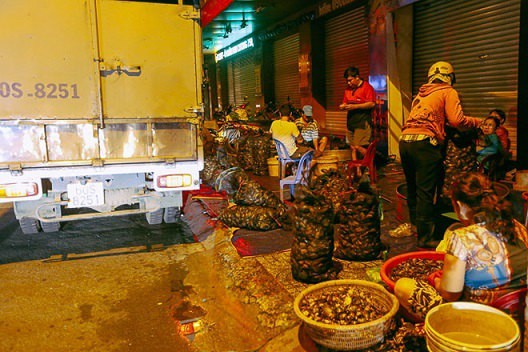 Chợ “độc” ở Sài Gòn, gần nửa thế kỷ chỉ bán một mặt hàng lúc nửa đêm  - Ảnh 2.