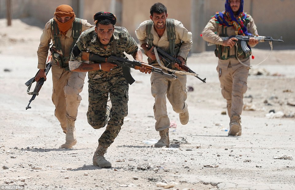 Những hình ảnh đau thương về cuộc chiến chống IS - Ảnh 2.