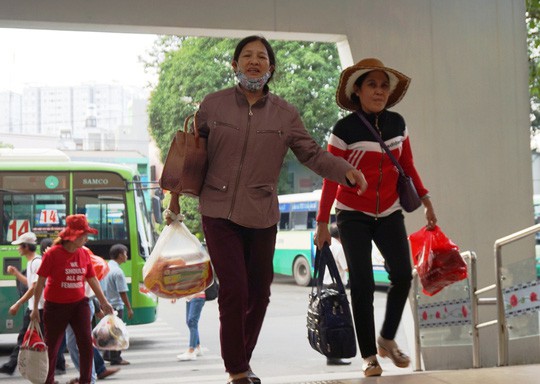 Người dân ùn ùn rời Sài Gòn, về quê nghỉ Tết Dương lịch - Ảnh 1.