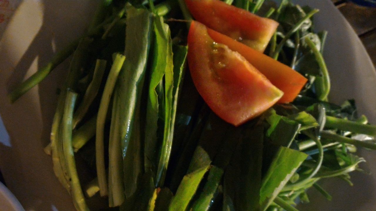  Ăn chung với ngò gai và rau muống 