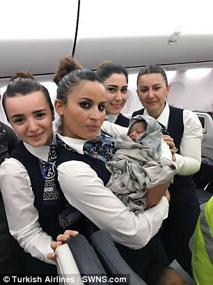 Các tiếp viên hàng không chụp ảnh với bé gái được gọi là Kadiju. Ảnh: Turkish Airlines