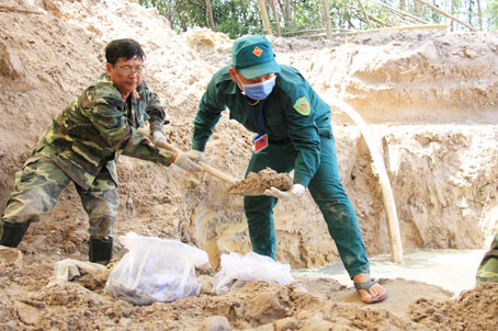 Lực lượng tìm kiếm tỉ mỉ trong việc cất bốc các hài cốt liệt sĩ để tiến hành các công việc tiếp theo