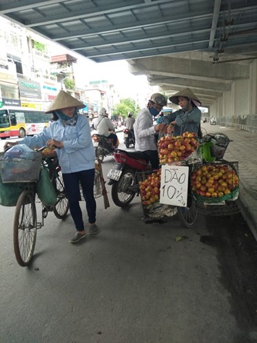 Muôn kiểu bán hàng rong: Tưởng rẻ hóa đắt - Ảnh 7.