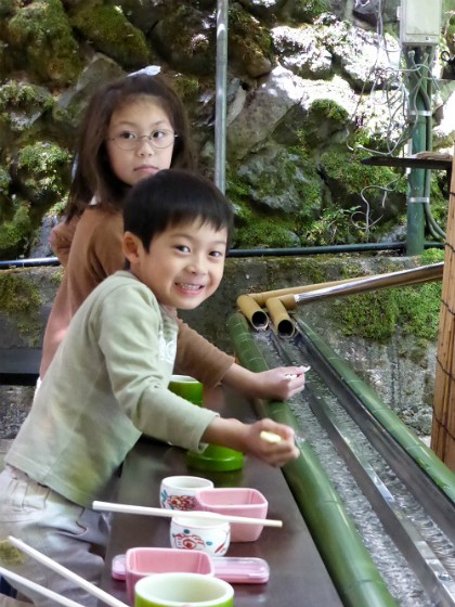 Du khách thích thú vớt mì trượt máng tại Nhật Bản - Ảnh 3.