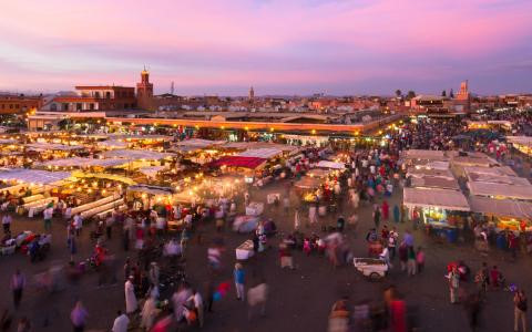 Marrakech, Morocco: Mỗi tối, quảng trường Jemaa el Fna nổi tiếng ở Marrakech lại biến thành một khu ăn uống nhộn nhịp với các món ăn rất rẻ của địa phương. Món ăn phải thử ở đây là món cá của quầy số 14, với những đĩa nhỏ các loại hải sản như tôm, mực cùng salad, chip…