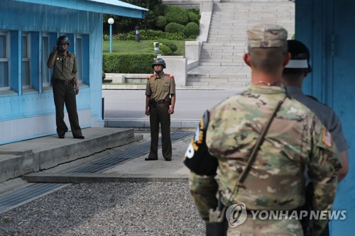 Bỏ xe chạy bộ, binh sĩ Triều Tiên phơi mình giữa làn đạn - Ảnh 4.