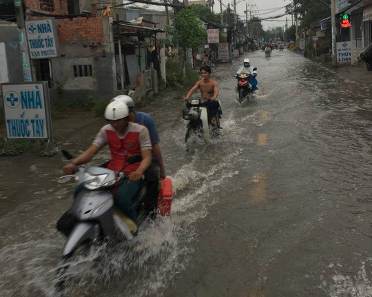 Triều cường tấn công vào trung tâm TP HCM - Ảnh 16.