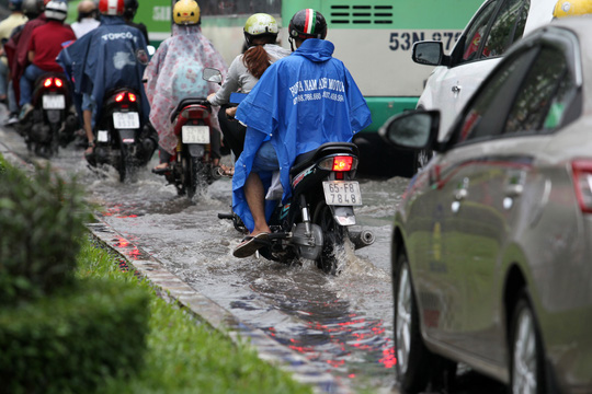 TP HCM lại chìm trong biển nước - Ảnh 13.