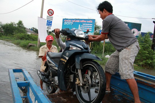 Triều cường đạt đỉnh, người dân cầu cứu xe ba gác - Ảnh 8.