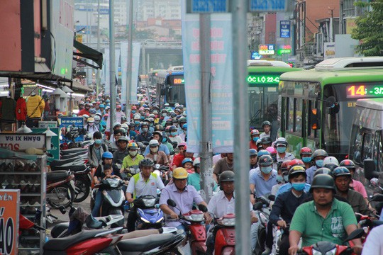 Người dân ùn ùn rời Sài Gòn, về quê nghỉ Tết Dương lịch - Ảnh 7.