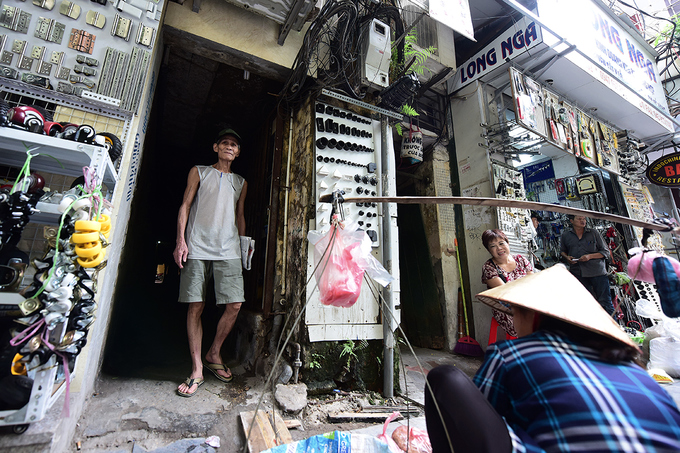 Hai người trong căn hộ 2 mét vuông ở Hà Nội! - Ảnh 8.