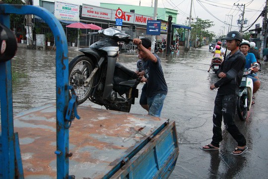 Triều cường đạt đỉnh, người dân cầu cứu xe ba gác - Ảnh 9.