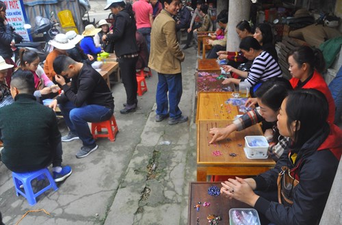 Chợ đá Lục Yên (Yên Bái) họp tại một địa điểm khá đẹp nằm ở góc hồ nước lung linh ở Thị trấn Yên Thế. Chợ chỉ họp trong khoảng thời gian vài ba tiếng đồng hồ vào buổi sáng hàng ngày.