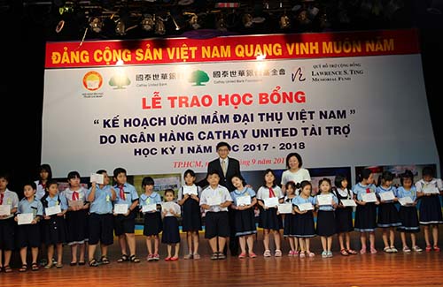 980 suất học bổng trao chohọc sinh nghèo, hiếu học - Ảnh 1.